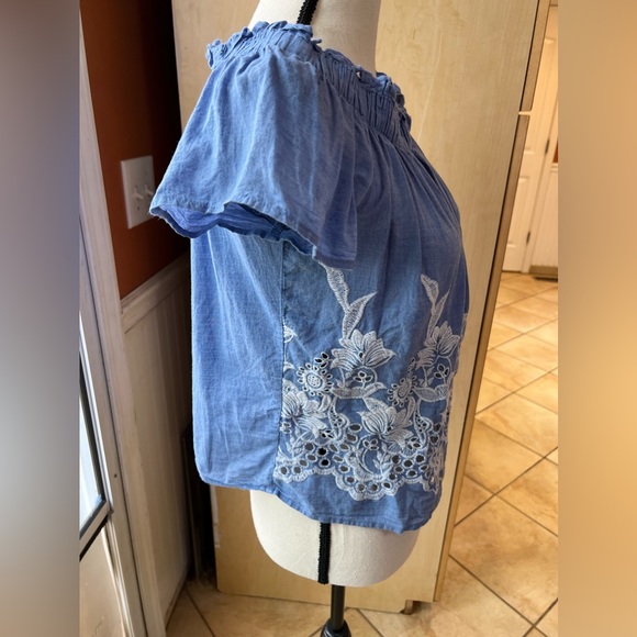 Isa & Ella Top - Embroidered & Eyelet details - Picture 3 of 5